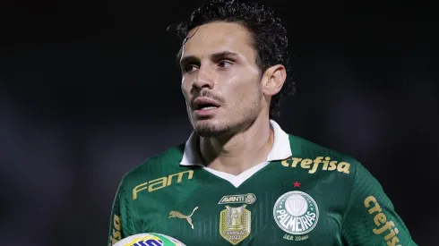 Raphael Veiga durante partida contra o Atlético-MG, no Estádio Brinco de Ouro da Princesa, pelo Campeonato Brasileiro.