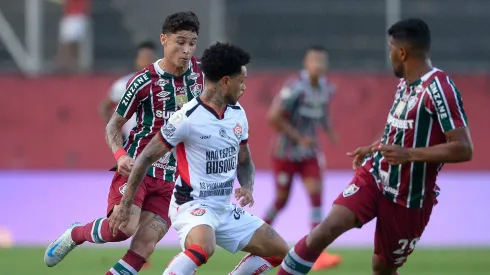 Matheuzinho (ao centro), do Vitória, esteve envolvido em marcação de pênalti controverso contra o Fluminense