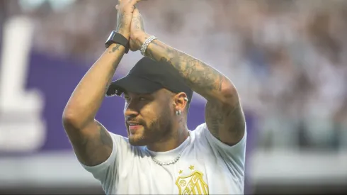 Neymar saudando a torcida do Santos