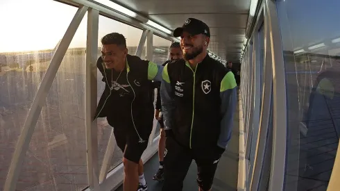 Jogadores do Botafogo em sua chegada ao Uruguai na última terça-feira (29) para a semifinal da Libertadores. Foto: Vítor Silva/BFR
