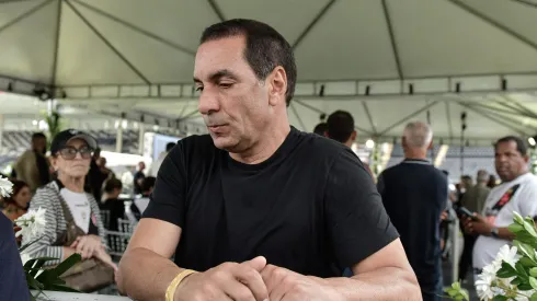 RJ - Rio de Janeiro - 09/01/2023 - ROBERTO DINAMITE, VELORIO - Edmundo ex-jogador durante velorio do ex-jogador de futebol Roberto Dinamite, realizado no estadio de Sao Januario. Roberto Dinamite considerado um dos maiores idolos do Vasco da Gama faleceu aos 68 anos no domingo (8) em decorrencia de um Tumor. Foto: Thiago Ribeiro/AGIF