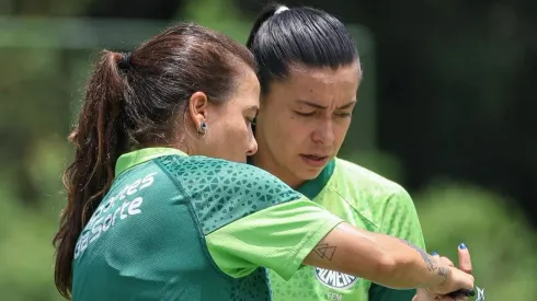 Camilla Orlando, técnica do Palmeiras orienta atleta durante treino tático para o Paulistão