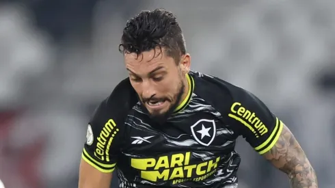 Alex Telles brilha na vitória do Botafogo sobre o Vasco. Foto: Vítor Silva/BFR