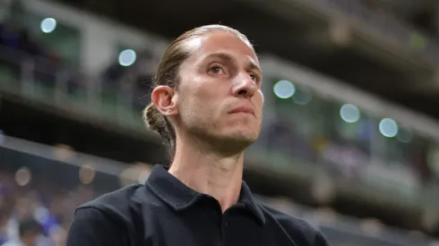 Filipe na beira do gramado do Independência. Foto: Gilson Lobo/AGIF