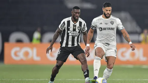 Bastos jogador do Botafogo disputa lance com Hulk jogador do Atletico-MG. Foto: Thiago Ribeiro/AGIF