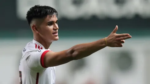 Alcaraz, meia argentino do Flamengo, teve gol anulado contra Cruzeiro