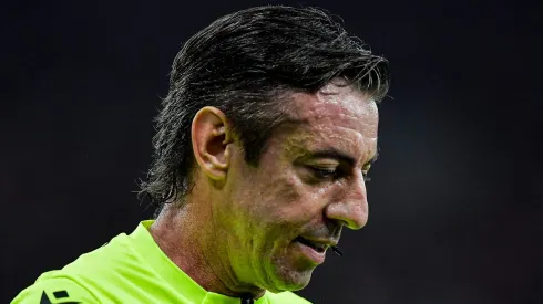 Foto: Thiago Ribeiro/AGIF - O árbitro Raphael Claus em partida válida pela Copa do Brasil