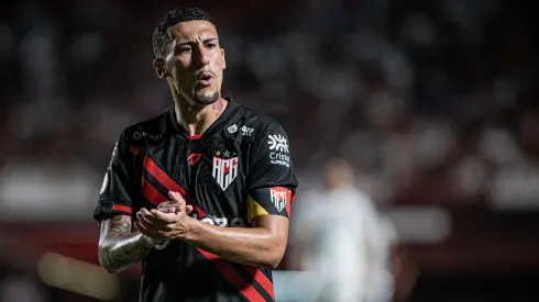 Atlético-GO e Bragantino duelam pela 33ª rodada.