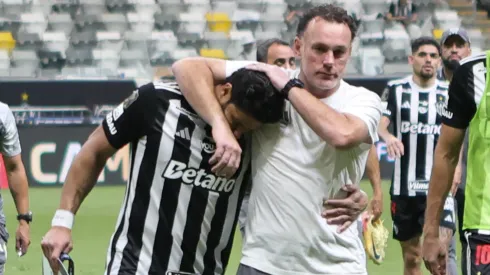 Hulk jogador do Atlético lamenta ao final da partida contra o Flamengo e é amparado na Arena MRV pelo Copa Do Brasil 2024. Foto: Gilson Lobo/AGIF