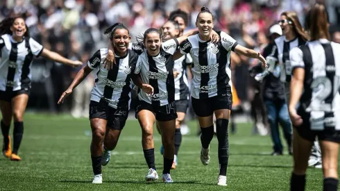 Gabi Portilho, do Corinthians comemora título do Brasileirão Feminino 2024 com as companheiras de elenco na Arena Neo Química