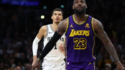 Victor Wembanyama e LeBron James em quadra durante Lakers x Spurs pela NBA (Foto: Sean M. Haffey/Getty Images)