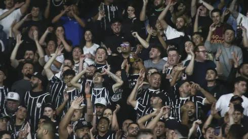 Torcida durante partida entre Gremio e Corinthians no estadio Couto Pereira pelo campeonato Copa Do Brasil 2024