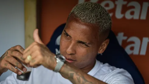 Deyverson, atacante do Atlético-MG, sentado no banco do Maracanã em partida contra Flamengo