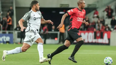 Fernandinho jogador do Athletico-PR disputa lance com Hulk jogador do Atlético-MG durante partida pelo Campeonato Brasileiro A 2023. Foto: Robson Mafra/AGIF