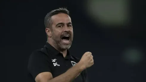 Foto: Divulgação/ Botafogo- Artur Jorge recebe informação sobre retorno de Bastos