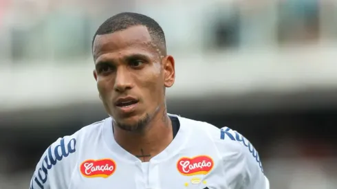 Otero, meio-campista do Peixe, durante jogo da Série B.