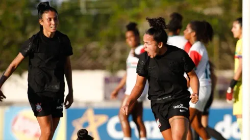 Jaqueline, do Corinthians comemora golaço sobre o Pinda com Isabela, companheira de elenco