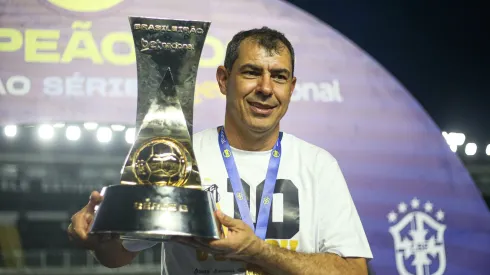 Carille com a taça da Série B