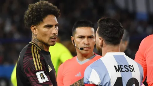 – Paolo Guerrero ao lado de Lionel Messi