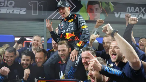 Verstappen e equipe da Red Bull comemorando o título mundial