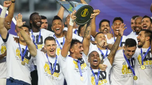 Diego Pituca jogador do Santos levanta a taça de campeão do Campeonato Brasileiro Série B 2024. Foto: Reinaldo Campos/AGIF