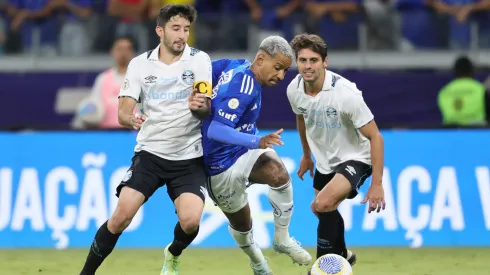 Matheus Pereira jogador do Cruzeiro disputa lance com Villasanti jogador do Grêmio. Foto: Gilson Lobo/AGIF