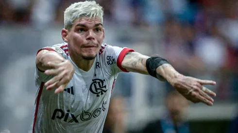Ayrton Lucas tem decisão importante no Flamengo após ser barrado