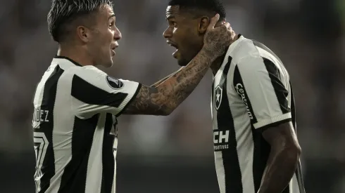 RJ - RIO DE JANEIRO - 08/05/2024 - COPA LIBERTADORES 2024, BOTAFOGO X LDU - Junior Santos jogador do Botafogo comemora seu gol com Diego Hernandez jogador da sua equipe durante partida contra o LDU no estadio Engenhao pelo campeonato Copa Libertadores 2024. Foto: Jorge Rodrigues/AGIF