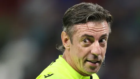 O árbitro Raphael Claus durante partida entre Cruzeiro e Gremio no estadio Minerão pelo Campeonato Brasileiro