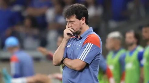 Fernando Diniz acompanha jogo do Cruzeiro - Foto: Gilson Lobo/AGIF