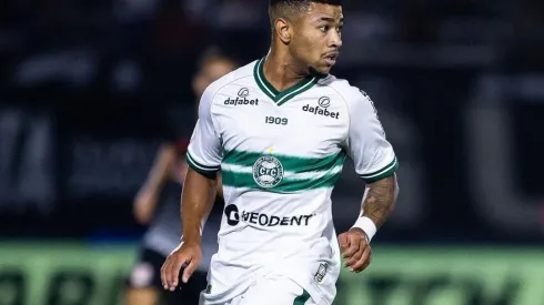 Foto: Divulgação/ Coritiba - Lucas Ronier, jogador do Coritiba, é alvo do Internacional