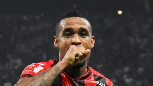 Alerrandro celebrando gol pelo Vitória no Brasileirão.