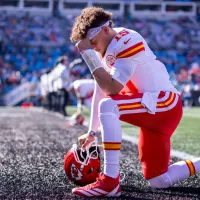 Patrick Mahomes se junta a Andy Reid mais uma vez alertando Travis Kelce sobre passes laterais