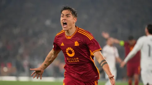 Paulo Dybala comemora gol marcado pela Roma em partida da UEFA Europa League diante do Milan. Foto: Associated Press / Alamy Stock Photo