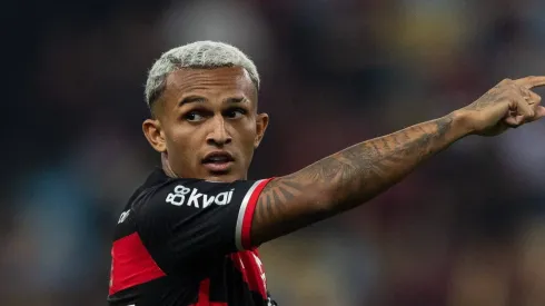 Wesley se destacou no time de Filipe Luís.