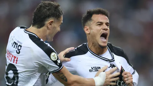 Philippe Coutinho comemora gol com Vegetti. Foto: Lucas Figueiredo/Getty Images