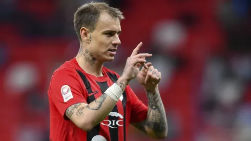 Róger Guedes com a camisa do Al-Rayyan