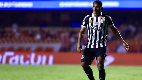Morelos em ação com a camisa do Santos FC