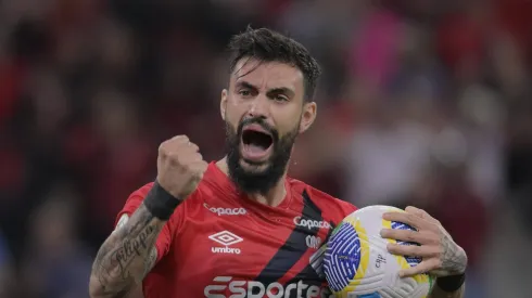 Mastriani comemorando gol contra o Criciúma.