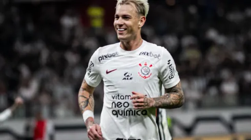 Roger Guedes em ação pelo Timão.