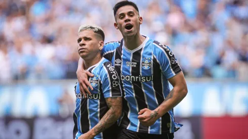 Soteldo e Aravena comemoram o gol do venezuela em vitória do Grêmio sobre o Atlético-GO, em outubro deste ano
