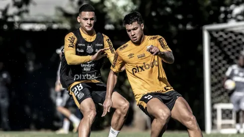 Kaiky (de colete preto) é alvo do Vasco para a temporada 2025 – Foto: Ivan Storti/Santos FC