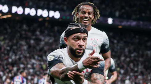 Memphis Depay e André Carrillo comemorando gol pelo Corinthians. Foto: IMAGO / Caio de Sousa