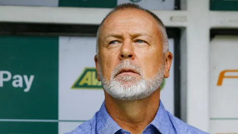 Mano Menezes trabalhando no mercado junto com o Fluminense