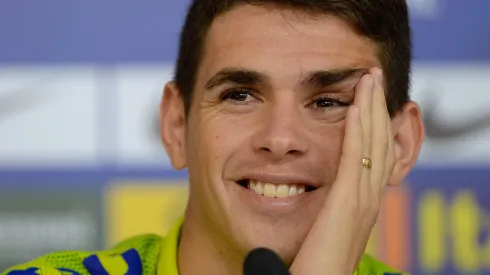 Oscar durante entrevista em treinamento da Seleção Brasileira, em 2014.