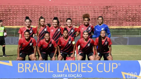 Gurias do Athlético-PR durante partida contra o Grêmio, pela Ladies Cup 2024 e perder para o time gaúcho
