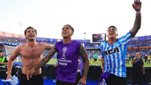 Santiago Sosa (à esquerda) é alvo confirmado do Grêmio para 2025