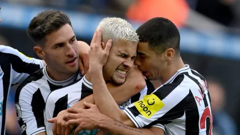 - Almiron ao lado de Bruno Guimarães