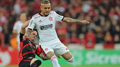 Khellven (de uniforme preto e vermelho) despontou no Brasil com a camisa do Athletico-PR