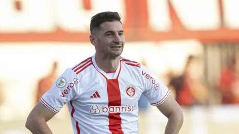 Alario em campo pelo Inter